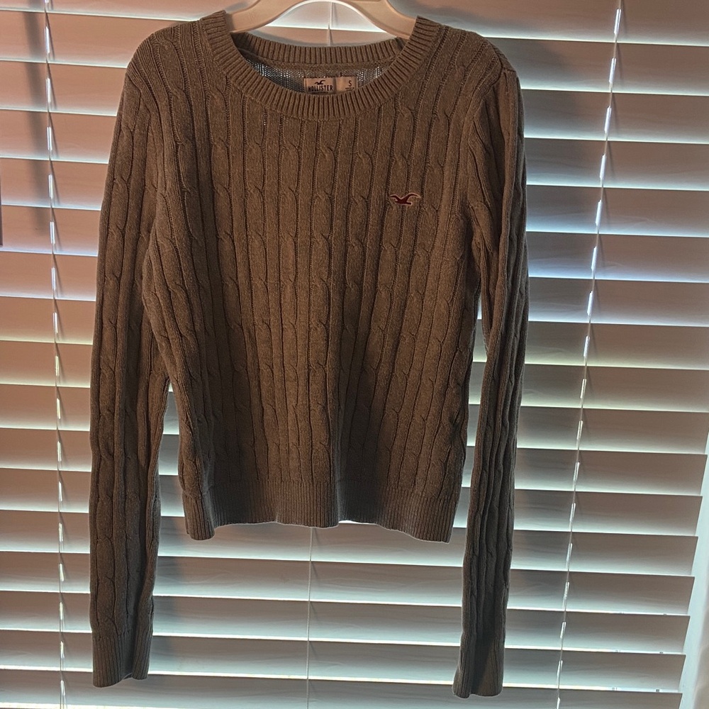 Hollister Gray Cable Knit Crewneck Sweater with Red Logo - Picture 3 of 8